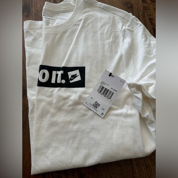Men Nike Tshirt - Picture 3 of 3